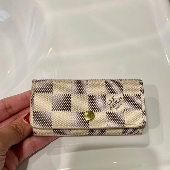 SOLD!! 💯 Authentic Louis Vuitton 4 Key Holder - Picture 3 of 10